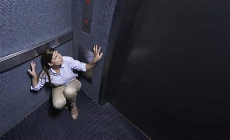 Homem de merda no elevador brincadeira